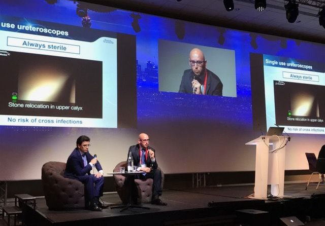 Daniel Perez Fentes de Santiago de Compostela y Ramon Cansino de Madrid protagonizaron un interesante debate sobre el uso de ureteroscopios flexibles de un solo uso. Dos jóvenes urólogos que se encuentran ya en la elite de la urología europea.