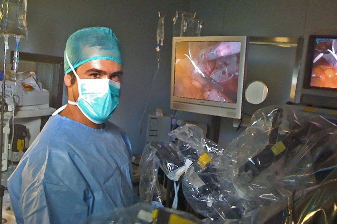 Residente de 5º año de A Coruña completa su formación con Urología Clínica