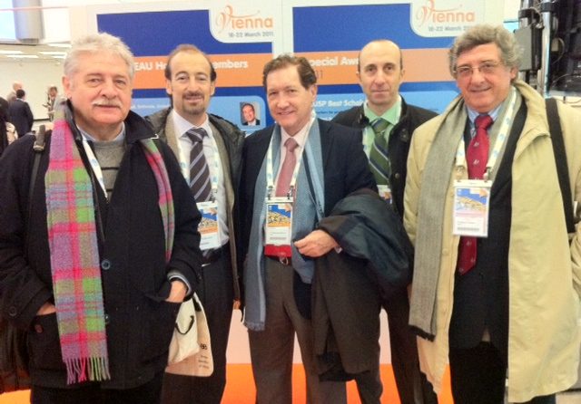 Urología Clinica Bilbao representada por los doctores Olaizola, Gamarra y Pereira, acudieron al 26 Congreso de la EAU celebrado en la bonita ciudad de Viena durante los días 18-22 de Marzo. Aunque el clima en esta época es un poco hostil pudimos disfrutar de los últimos avances en nuestra especialidad de Urología. Al evento acudieron 14.000 urólogos de todo el mundo a compartir sus experiencias en esta disciplina.  En la fotografía, miembros destacados de Urología Clinica Bilbao SL junto al Dr Muruamendiaraz(izquierda) y el Dr. Villavicencio(centro), Presidente de la Asociación Española de Urología.